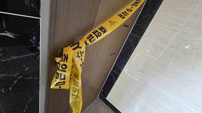 지난 18일 30대 가장과 어린 자녀 4명 등 일가족 5명이 숨진 채 발견된 울산 울주군의 빌라 현관문 전경.