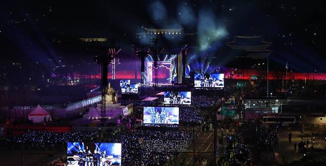 3년 9개월 만에 완전체로 복귀하는 방탄소년단(BTS)의 ‘BTS 컴백 라이브: ARIRANG’ 공연이 21일 서울 광화문광장 일대에서 펼쳐지고 있다. 이번 공연은 세계 190개국에 생중계된다. 2026.3.21 홍윤기 기자