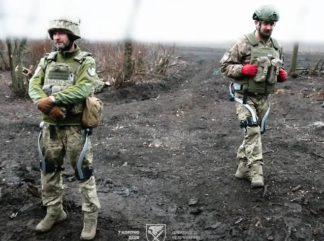 우크라이나 제147포병여단 장병들이 외골격 장비를 착용한 채 이동하고 있다. 우크라이나 공수강습군 제7신속대응군단 영상 캡처