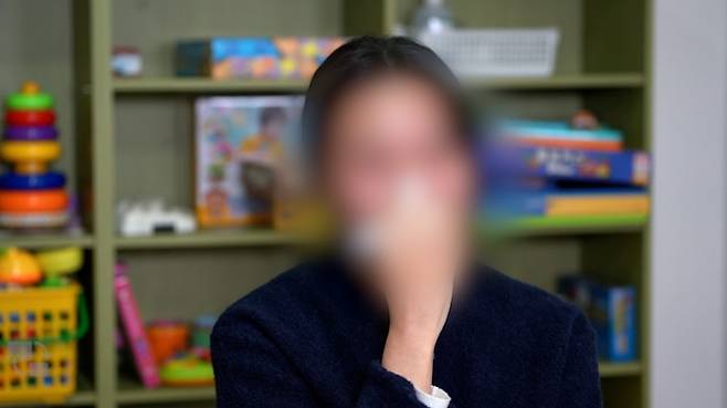 11년째 가족돌봄청년으로 조부모를 돌봐 온 김연서(가명·25)씨가 지난달 24일 서울신문과의 인터뷰 도중 “(힘든 시간을 보낸) 내 스스로에게 너무 미안하다”며 눈물을 흘리고 있다.