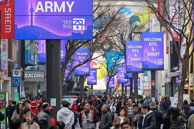 그룹 방탄소년단(BTS) 공연을 마친 22일 서울 중구 명동이 외국인 관광객들로 붐비고 있다. 조태형기자 2026.03.22