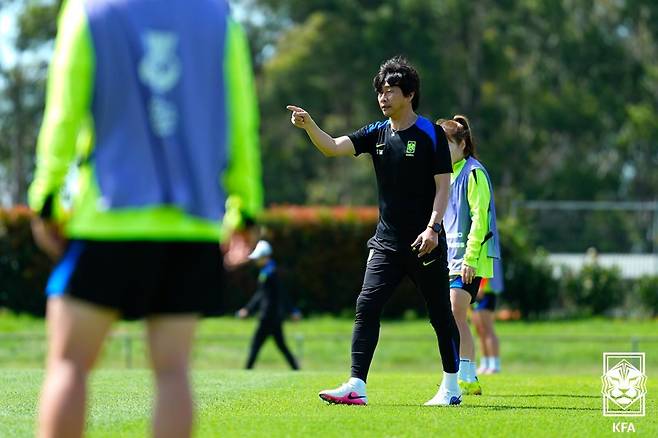 선수들에게 지시를 내리는 신상우 여자 축구대표팀 감독. 사진 제공=대한축구협회