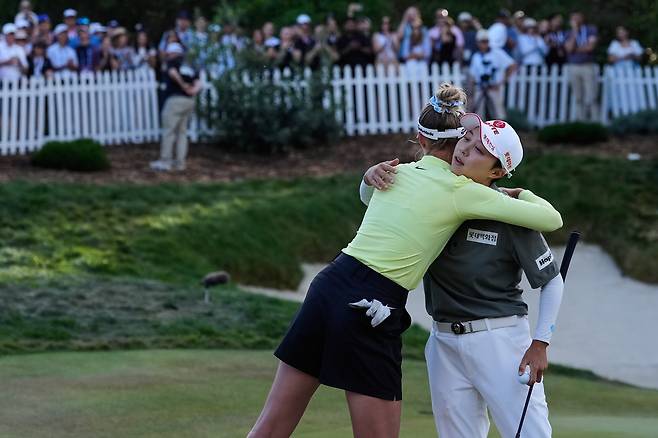 김효주(오른쪽)가 22일(현지 시간) 미국 캘리포니아주 멘로파크의 샤론하이츠 골프앤드컨트리클럽에서 미국여자프로골프(LPGA) 투어 포티넷 파운더스컵을 우승한 뒤 같은 조로 경쟁한 넬리 코르다의 축하를 받고 있다. AP연합뉴스