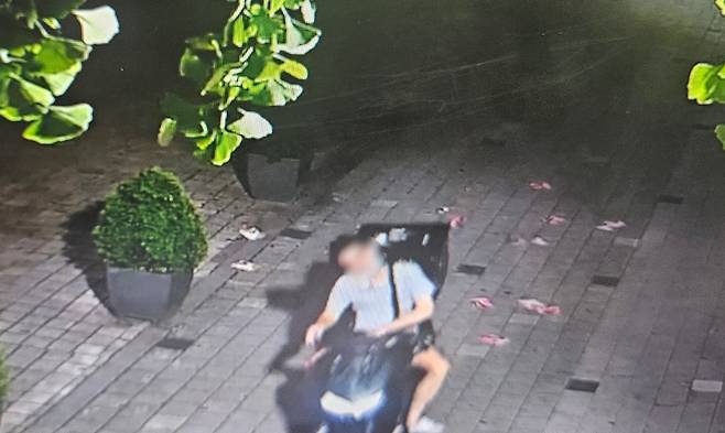 강남 일대 불법 전단지 배포 현장. 사진 제공=서울경찰청