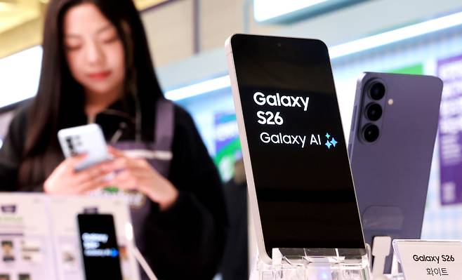 갤럭시 S26 사전예약이 시작된 27일 서울 성동구 T팩토리에서 열린 ‘SKT S26 마켓 팝업스토어’에서 시민이 갤럭시 S26 시리즈를 살펴보고 있다. 뉴스1