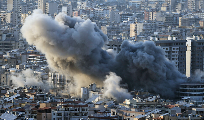 레바논 베이루트 남부 교외 다히예에서 이스라엘 공습으로 연기가 피어오르고 있다. 연합뉴스