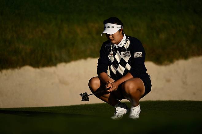 그린을 읽고 있는 유해란. 사진 제공=AFP연합뉴스