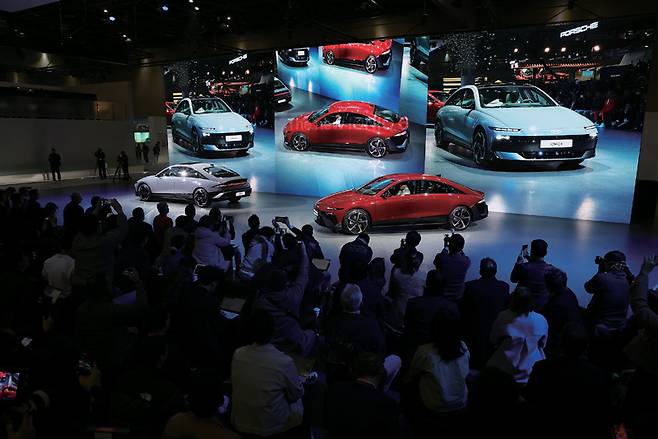 현대차가 2025년 4월3일 경기도 고양시 킨텍스에서 열린 '2025 서울모빌리티쇼 미디어 브리핑' 행사에서 '더 뉴 아이오닉6''더 뉴 아이오닉6N'을 공개하고 있다. ⓒ연합뉴스