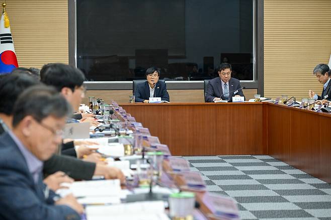 지난 20일 시청 중회의실에서 열린 '2027년도 국·도비 예산 확보 추진상황 보고회' 현장 ⓒ거제시 제공