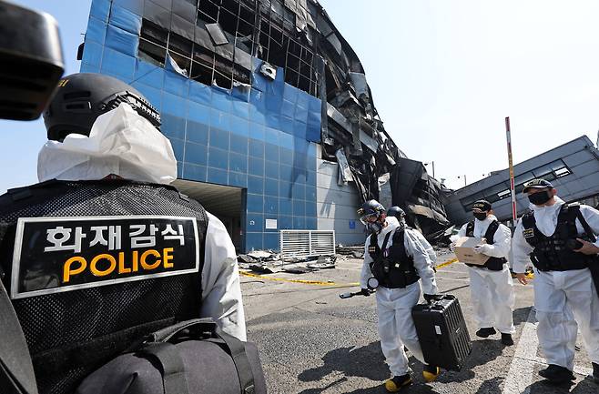 74명의 사상자가 발생한 대전 대덕구 안전공업에서 3월23일 화재 원인 등을 규명하기 위한 합동감식이 진행되고 있다. ⓒ 연합뉴스