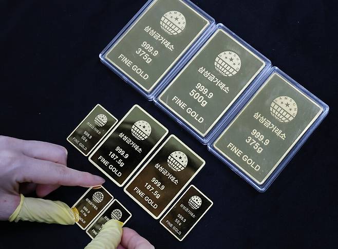 지난 3일 서울 종로구 삼성금거래소에서 직원이 골드바를 정리하고 있다. ⓒ연합뉴스