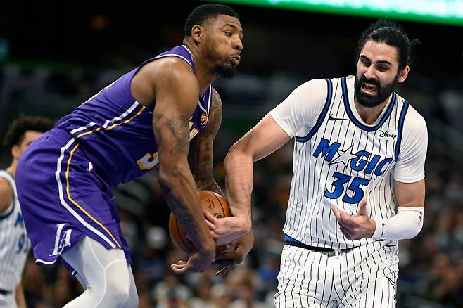 루이 하치무라와 리바운드를 다투는 고가 비타제. 올랜도 | AP연합뉴스