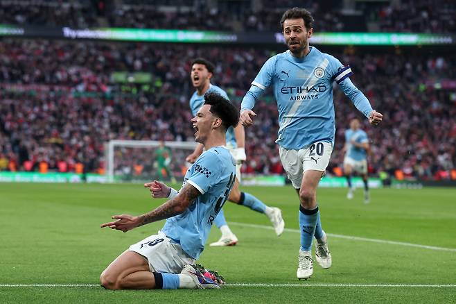 니코 오라일리가 23일 영국 런던 웸블리 스타디움에서 열린 아스널과 2025~2026 카라바오컵 결승에서 골을 넣은 뒤 세리머니를 하고 있다. 런던 | AP연합뉴스