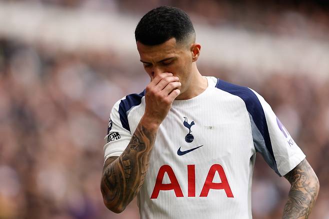 토트넘의 페드로 포로가 23일 노팅엄 포리스트와 영국 런던 토트넘 홋스퍼 스타디움에서 열린 2025~2026 잉글랜드 프리미어리그 경기에서 패한 뒤 아쉬워하고 있다. 런던 | EPA연합뉴스