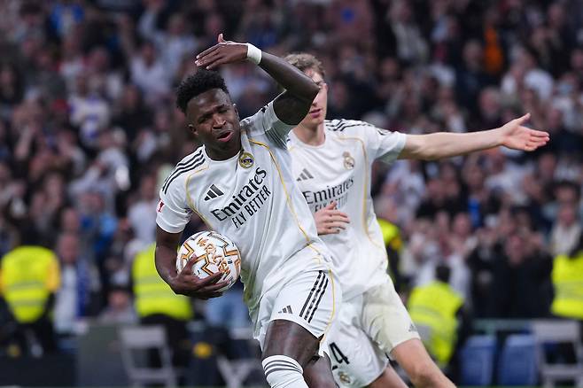 레알 마드리드 비니시우스가 23일 아틀레티코 마드리드전에서 페널티킥으로 동점골을 넣은 뒤 동료들을 독려하고 있다. AP연합뉴스