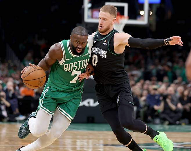 제일런 브라운(왼쪽)이 23일 미국 매사추세츠주 보스턴의 TD 가든에서 열린 미네소타 팀버울브스와 2025~2026 미국프로농구 정규리그 홈경기에서 돌파를 시도하고 있다.  보스턴 | AP연합뉴스