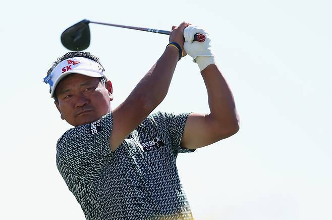 최경주가 지난 22일 미국 애리조나주 투산의 라 팔로마CC에서 열린 PGA 챔피언스 투어 콜로가드 클래식 2라운드 도중 15번 홀에서 티샷을 하고 있다. 게티이미지코리아
