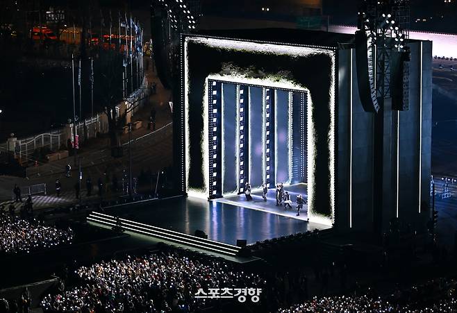 그룹 방탄소년단(BTS)이 21일 서울 광화문 광장에서 무료 복귀 공연 ‘BTS 컴백 라이브: 아리랑’(BTS THE COMEBACK LIVE | ARIRANG)을 펼쳤다. 사진공동취재단