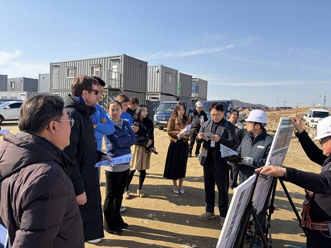 합강선수촌을 답사하는 FISU 조정방문단. /사진=충청 U대회 조직위원회