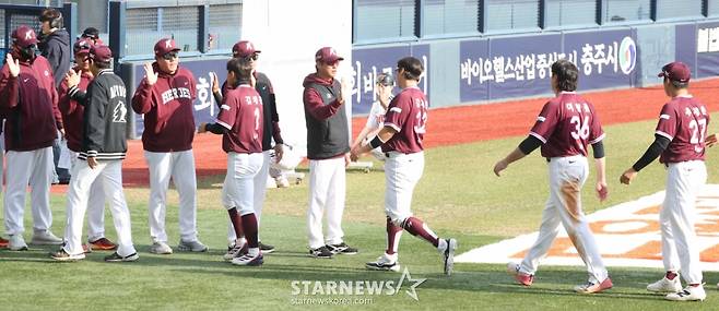 [B하인드★] 슈퍼루키 1위 박준현 혼쭐! 155km면 뭐해? 0.1이닝 2피안타 4실점, 8R 박준건은 배짱투로 1이닝 무실점