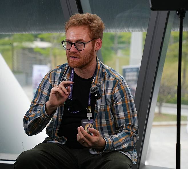 인터뷰하는 조너선 스테벨 라이엇게임즈 TFT 콘텐츠 퍼블리싱 총괄     (광저우=연합뉴스) 김주환 기자 = 조너선 스테벨 라이엇게임즈 전략적 팀 전투(TFT) 콘텐츠 퍼블리싱 총괄이 22일 중국 광저우 톈허구 광저우 타워에서 연합뉴스와 인터뷰하고 있다. 2026.3.22 jujuk@yna.co.kr