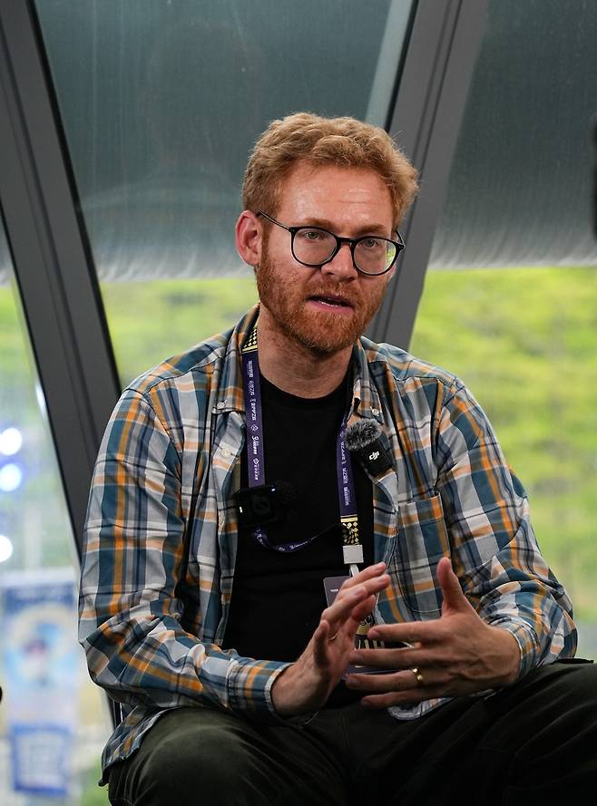 인터뷰하는 조너선 스테벨 라이엇게임즈 TFT 콘텐츠 퍼블리싱 총괄     (광저우=연합뉴스) 김주환 기자 = 조너선 스테벨 라이엇게임즈 전략적 팀 전투(TFT) 콘텐츠 퍼블리싱 총괄이 22일 중국 광저우 톈허구 광저우 타워에서 연합뉴스와 인터뷰하고 있다. 2026.3.22 jujuk@yna.co.kr