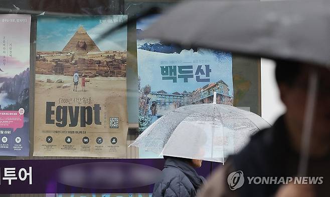 중동 경유 유럽행 여행상품 '줄취소' (서울=연합뉴스) 이진욱 기자 = 미국과 이란 간 전쟁 여파로 중동 경유 유럽행 항공 운항이 잇따라 취소되면서 여행업계가 대체 항공편 확보에 비상이 걸렸다. 지난 18일 서울 한 여행사에 붙은 여행지 광고 모습. 2026.3.23