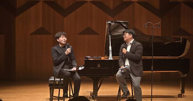 피아니스트와 뇌과학자의 만남 (서울=연합뉴스) 임순현 기자 = 피아니스트 한지호와 뇌과학자 정재승 카이스트 교수가 21일 예술의전당에서 바흐의 '골드베르크 변주곡'을 주제로 대담하고 있다. 2026.03.21 hyun@yna.co.kr