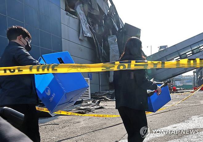 대전 안전공업 압수수색 (대전=연합뉴스) 김준범 기자 = 23일 오전 대전지방고용노동청 관계자들이 대전 대덕구 안전공업 본사를 압수수색 하기 위해 들어가고 있다. 2026.3.23 psykims@yna.co.kr