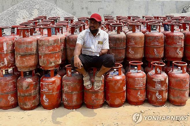 인도 LPG 가스 대리점 [EPA 연합뉴스 자료사진. 재판매 및 DB 금지]