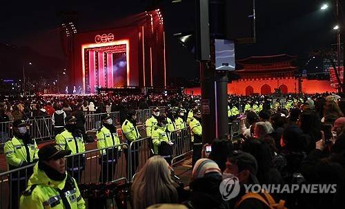 경찰, BTS 공연 인파 관리 (서울=연합뉴스) 박동주 기자 = 21일 서울 광화문 광장에서 그룹 방탄소년단(BTS)의 정규 5집 '아리랑'(ARIRANG) 발매를 기념해 열린 무료 공연 'BTS 컴백 라이브: 아리랑'(BTS THE COMEBACK LIVE|ARIRANG)에서 경찰이 광장 외곽 인파 관리를 하고 있다. 2026.3.21 pdj6635@yna.co.kr