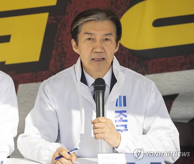 조국, 최고위원회의에서 발언 (서울=연합뉴스) 황광모 기자 = 조국혁신당 조국 대표가 23일 국회 본청 앞 정치개혁 천막 농성장에서 열린 최고위원회의에서 발언하고 있다. 2026.3.23 hkmpooh@yna.co.kr