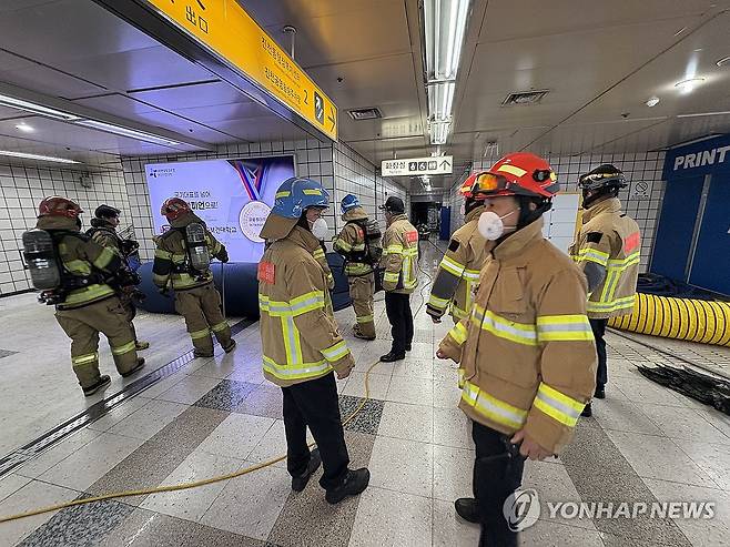 대구지하철 진천역 화재 현장서 배출 작업하는 소방관 (대구=연합뉴스) 김현태 기자 = 23일 낮 화재가 발생한 대구도시철도 1호선 진천역에서 소방관들이 연기를 역 밖으로 배출하는 작업을 하고 있다. 2026.3.23. mtkht@yna.co.kr