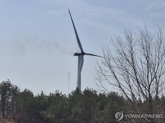 연기 나는 풍력발전기 (영덕=연합뉴스) 23일 오후 1시 11분께 경북 영덕군 영덕읍 창포리 풍력발전단지 내 한 풍력발전기에서 불이 났다. 2026.3.23
    [경북소방본부 제공.재판매 및 DB 금지] duck@yna.co.kr