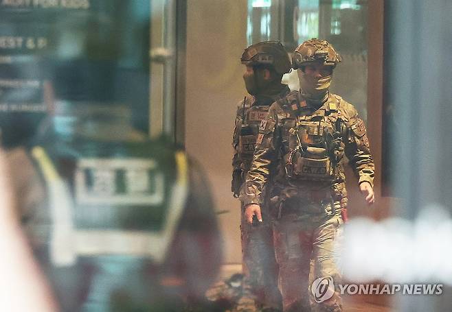 폭발물 수색 중인 카카오 판교아지트 (성남=연합뉴스) 지난해 12월 15일 경기 성남시 분당구 카카오 판교아지트 건물에 폭파 협박이 있었다는 사측의 신고가 접수돼 경찰과 군이 수색에 나섰다. 사진은 수색작업이 진행 중인 카카오 판교아지트. 2025.12.15 [연합뉴스 사진. 재판매 및 DB 금지]