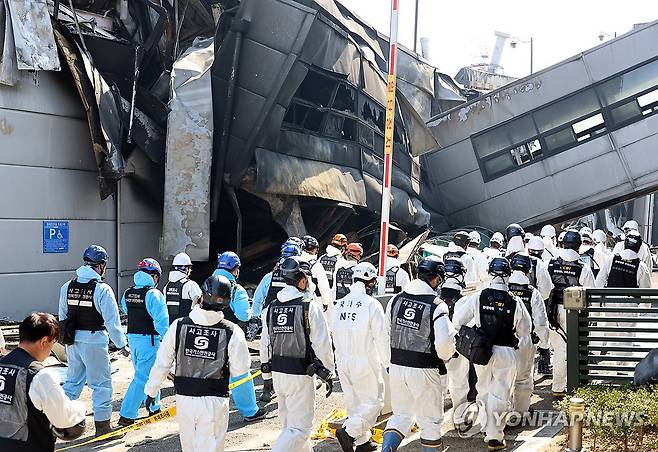 안전공업 주식회사 화재 합동 감식 (대전=연합뉴스) 이주형 기자 = 23일 대전 대덕구 소재 자동차 부품 제조업체인 안전공업 주식회사 화재 합동 감식에 나선 경찰 관계자들이 불에 탄 건물 안으로 진입하고 있다. 2026.3.23 coolee@yna.co.kr