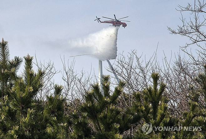 영덕 풍력발전기서 화재…진화작업 하는 헬기 (영덕=연합뉴스) 손대성 기자 = 23일 오후 1시 11분께 경북 영덕군 영덕읍 창포리 풍력발전단지 내 한 풍력발전기에서 불이 난 가운데 현장에서 헬기가 진화작업을 하고 있다. 2026.3.23 sds123@yna.co.kr