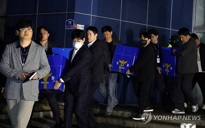 안전공업 압수수색 마친 경찰 (대전=연합뉴스) 이주형 기자 = 23일 오후 대전경찰청 관계자들이 대전 대덕구 안전공업 본사 압수수색을 마치고 압수물을 들고나오고 있다. 2026.3.23 coolee@yna.co.kr