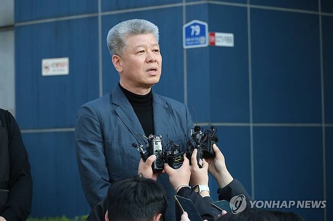 압수수색 중간 결과 발표 (대전=연합뉴스) 이주형 기자 = 조대현 대전경찰청 형사기동대장이 23일 대형 화재로 74명의 사상자가 발생한 대전 안전공업의 압수수색 중간결과를 발표하고 있다. 2026.3.23 coolee@yna.co.kr