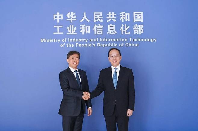 악수하는 곽노정 SK하이닉스 대표이사 사장과 리러청 중국 공업정보화부장 [중국 공업정보화부 제공. 재판매 및 DB 금지]