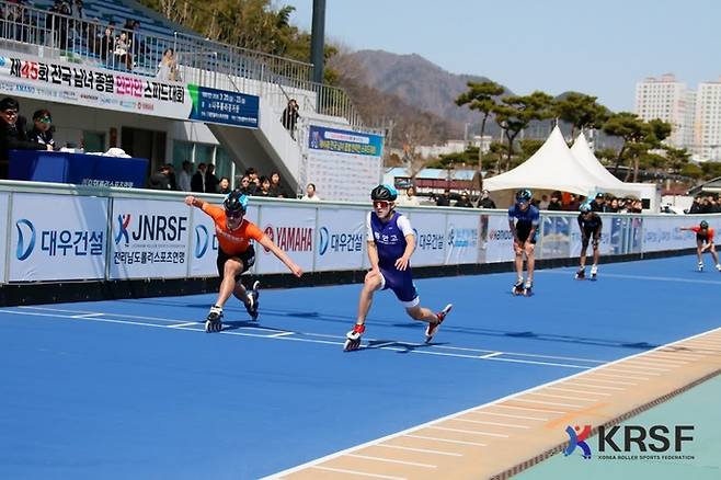23일 전남 나주 롤러경기장서 폐막한 제45회 전국남녀종별인라인스피드대회 남고부 E1만m 경기서 간발의 차이로 이성준(동안고·사진 오른쪽)이 1위로 골인하고 있다. 사진=대한롤러연맹