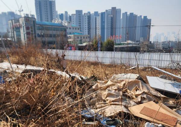 인천 연수구 동춘동 구 '영락원' 부지에 생활폐기물이 방치돼 있다.