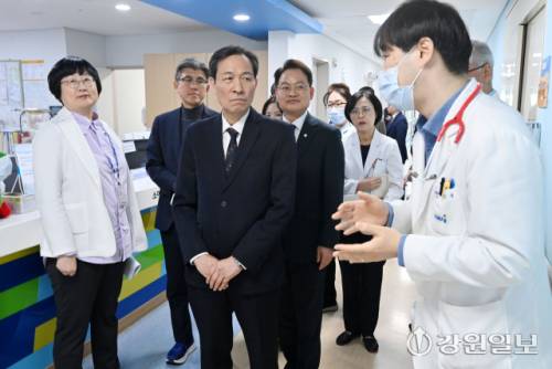 ◇23일 강원대병원에서 열린 강원 권역책임의료기관 발전방향 간담회에 참석한 더불어민주당 우상호 강원도지사 예비후보가 허영(춘천갑) 국회의원, 남우동 강원대병원장 등과 함께 병원시설을 둘러보고 있다. 임도혁기자