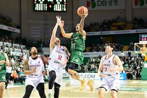 ◇원주DB 이선 알바노가 레이업을 시도하고 있다. 사진=KBL 제공