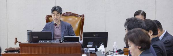 24일 국회에서 열린 국회 행정안전위원회 법안심사제1소위원회에서 위원장인 더불어민주당 윤건영 의원이 안건을 상정하고 있다. /연합뉴스