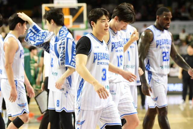 프로농구 대구 한국가스공사 페가수스 선수들이 지난 22일 원주 DB 아레나에서 열린 원주 DB 프로미와의 원정경기 후 라커룸으로 돌아가고 있다. 이날 가스공사는 DB에 74대78로 패했다. KBL 제공