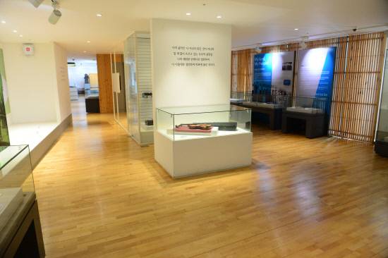 윤이상 기념 전시관 내부