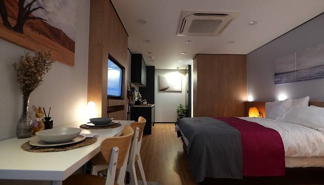 공식 오픈을 앞둔 ‘라마다 바이 윈덤 울릉’ 호텔의 내부 객실 모습. 총 261개의 객실을 갖춘 이 호텔은 글로벌 기준에 맞춘 세련된 인테리어와 편의 시설을 통해 울릉도를 찾는 관광객들에게 차별화된 서비스를 제공할 계획이다. /황진영 기자