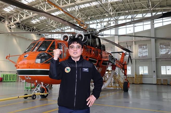 산림청 울진산림항공관리소 최근홍(56) 팀장이 초대형 헬기 S64E 앞에서 “푸른 산림과 국민의 재산을 지키는 파수꾼이 되겠다”며 화이팅을 외치고 있다. /이용선기자 photokid@kbmaeil.com