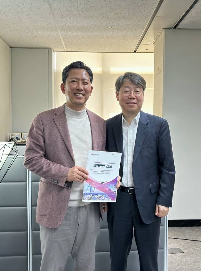 ▲ 김장호 구미시장이 최우혁 산업통상부 첨단산업정책관(오른쪽)에게 구미의 주력 산업 경쟁력 강화를 위한 현안사업 계획서를 전달하고 있다.